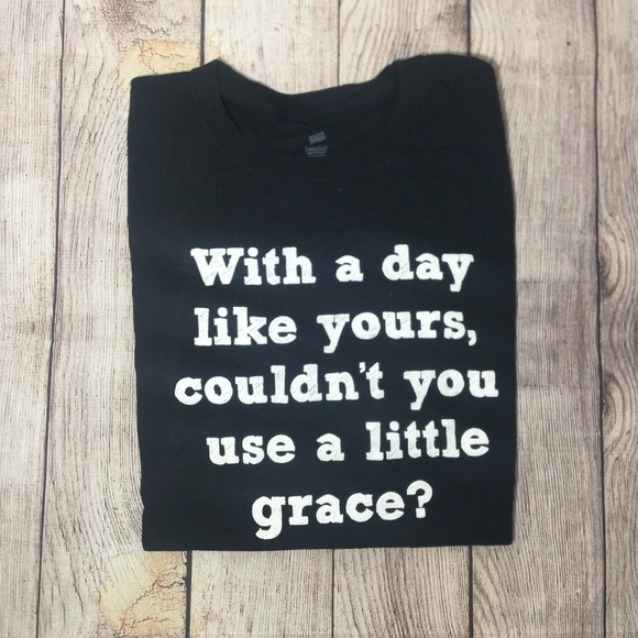 Hanes T-Shirt 🌸 - Picture 1 of 1